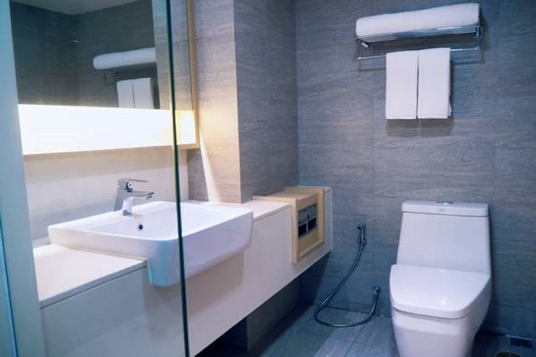 Bathroom 4, Solitaire Club Sky Bangkok, Wattana
