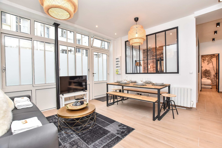 Living area 4, Charmant Appartement - 3BR 8P - South Pigalle, Paris