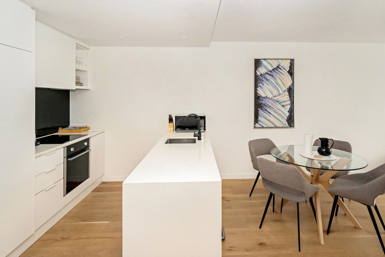 Private kitchen 5, Idyllic 1-bed Near Popular Shopping Streets, Melbourne