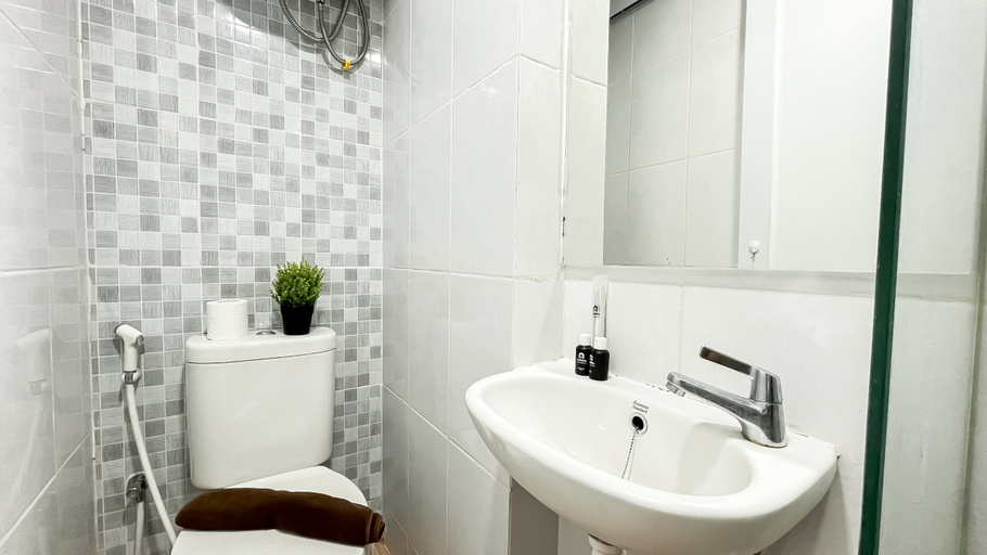 Bathroom 5, Best Simply Studio at Tokyo Riverside PIK 2 Apartment By Travelio, Tangerang