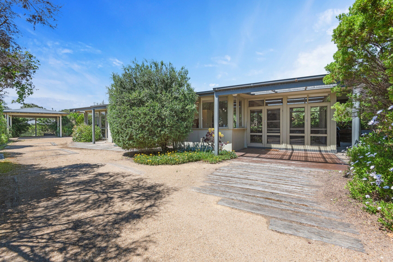 Exterior & Views 2, Spacious Coastal 4-bed Steps From the Sand, Melbourne