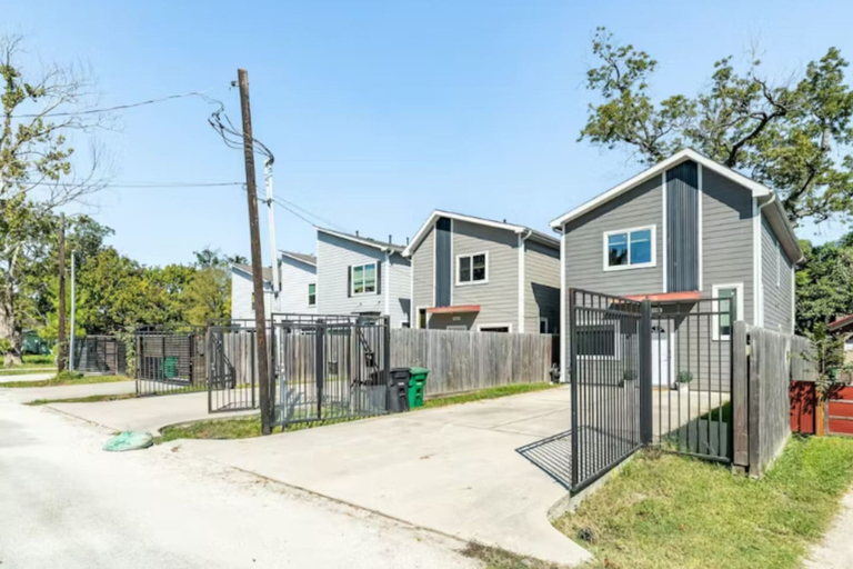 Exterior 5, Stylish 3BR Townhome Near Downtown The Heights, Houston