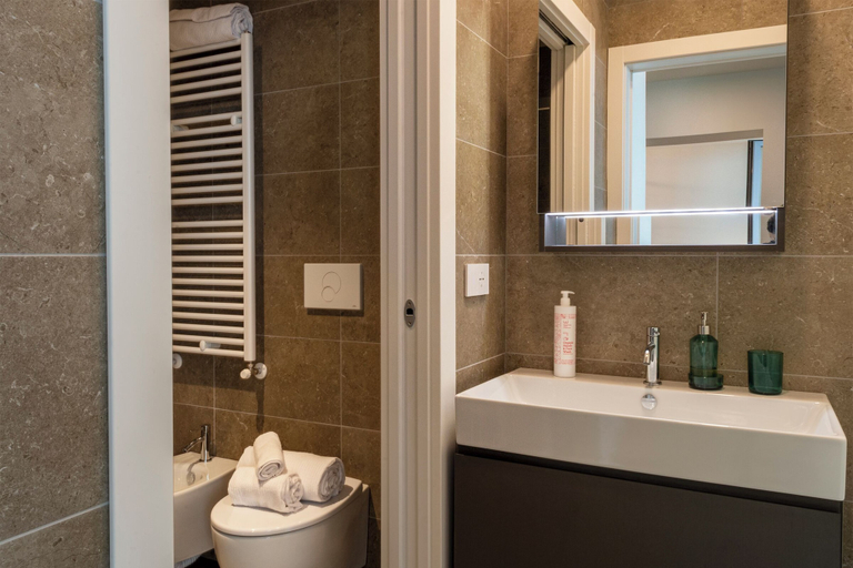 Bathroom 5, Waterfront Marina by Wonderful Italy, Genova