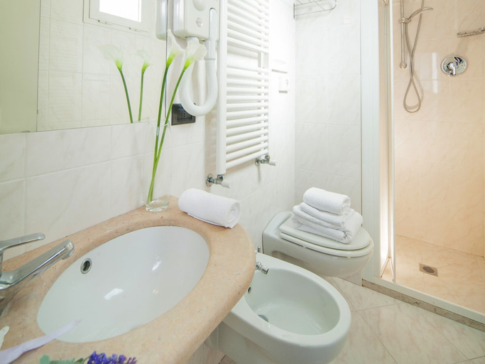 Bathroom 4, Hotel Levante, Rimini