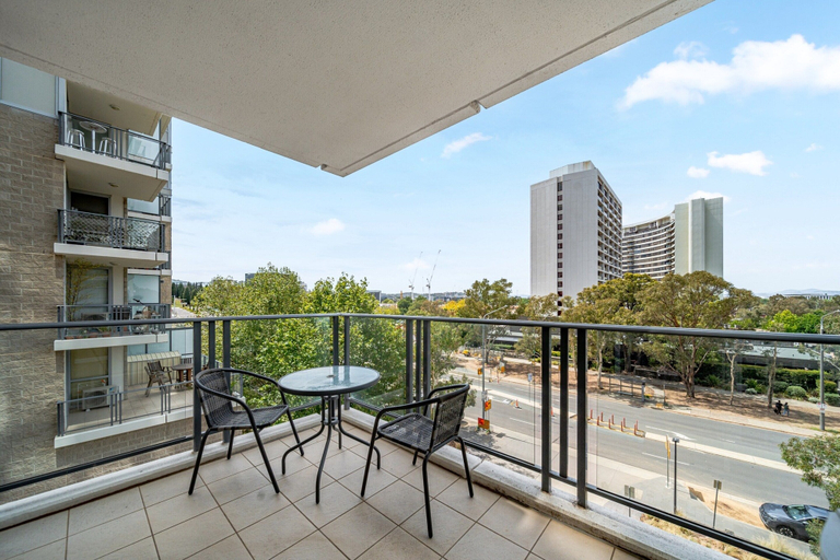 Balcony 5, Stylish 1-bed Flat With Pool, BBQ & Sauna Access, Canberra