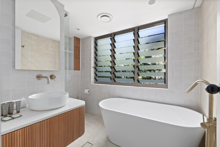 Bathroom 2, Stylish 3-bed Newport Stay With Balcony, Pittwater