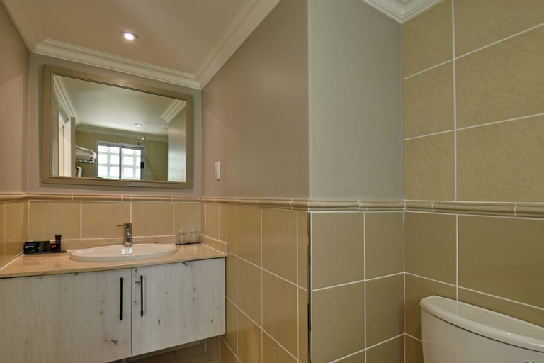 Bathroom 5, Courtyard Hotel Sandton, City of Johannesburg