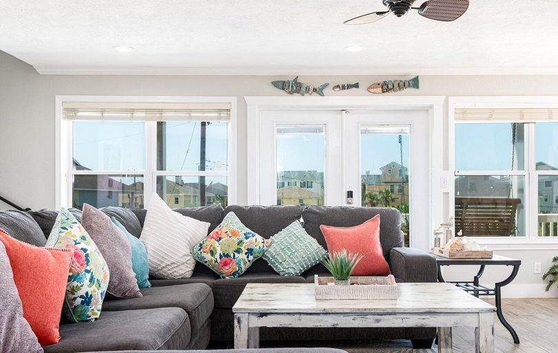 Living area 3, Selah 3 Bedroom Home by RedAwning, Galveston