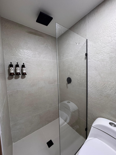 Bathroom 4, Hotel Balcones del Estadio, Medellín