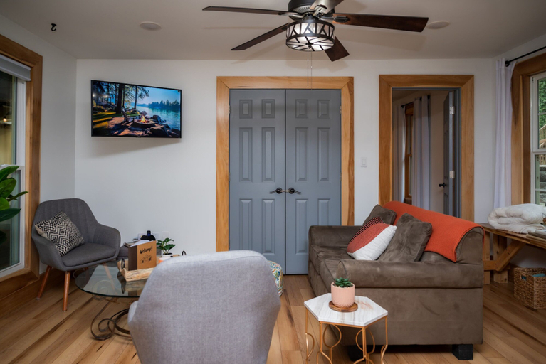 Room 2, Cozy Cabin on Lake Front With Hot tub Firepit, Morgan