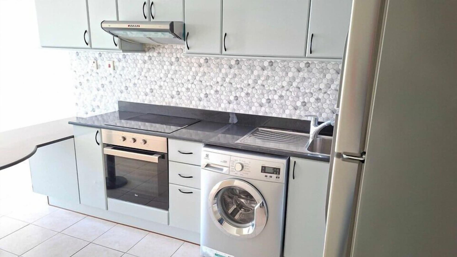 Room 2, Spacious 2 bedroom Apt Near Marina Tram, Dubai