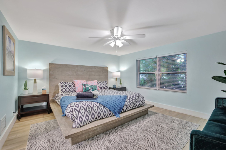 Room 3, Seabreeze - 6BR Pool and Steps to Beach, Broward