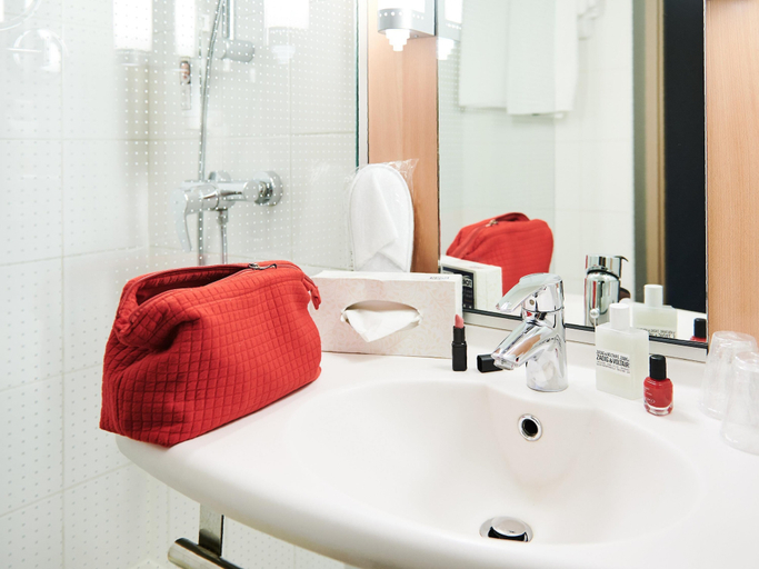 Bathroom 5, ibis Styles Lyon Gerland, Rhône