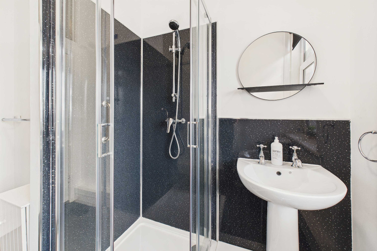 Room 3, Host Stay 27 Metropole Towers, North Yorkshire