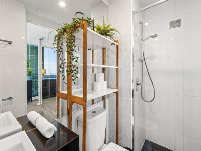 2, Chic 2-Bed Apartment with Balcony in Southbank, Melbourne