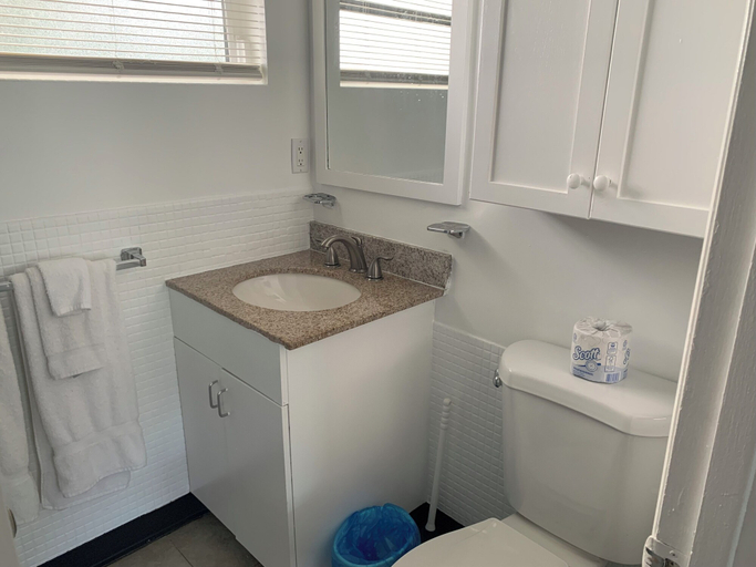 Bathroom 5, Oceans 735, Broward