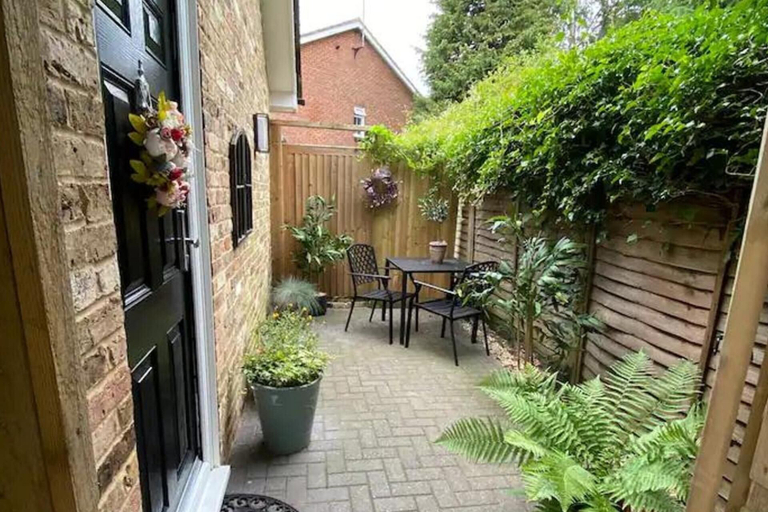 Others 5, Peaceful Studio Flat With Patio and Dogs Allowed, Surrey