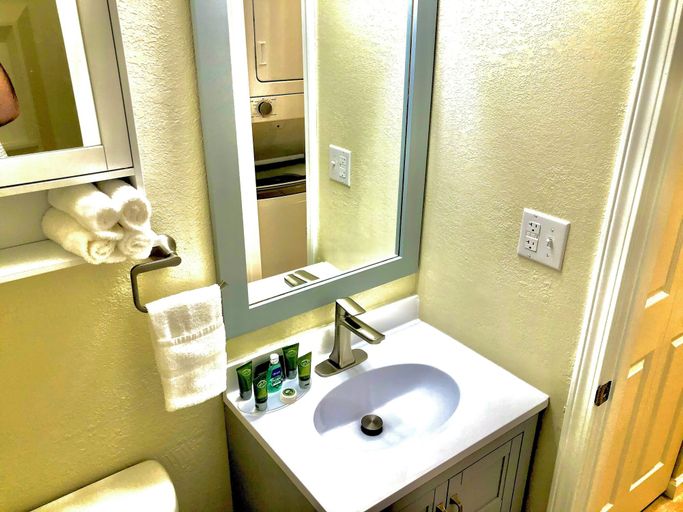 Bathroom 4, Bicentennial Inn, Upshur