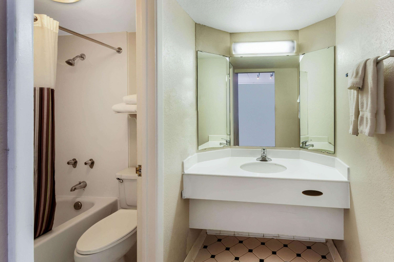 Bathroom 4, La Quinta Inn by Wyndham Albuquerque Northeast, Bernalillo