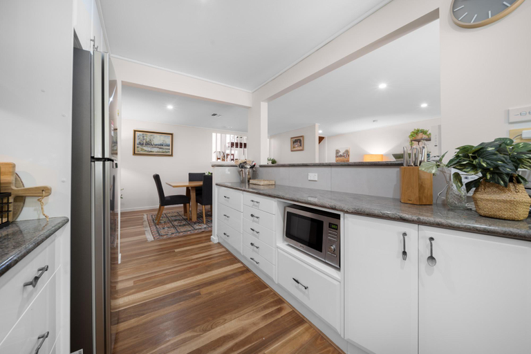 Kitchen 4, Gorgeous 2-Bed Townhouse with Patio, BBQ & Parking, Canberra
