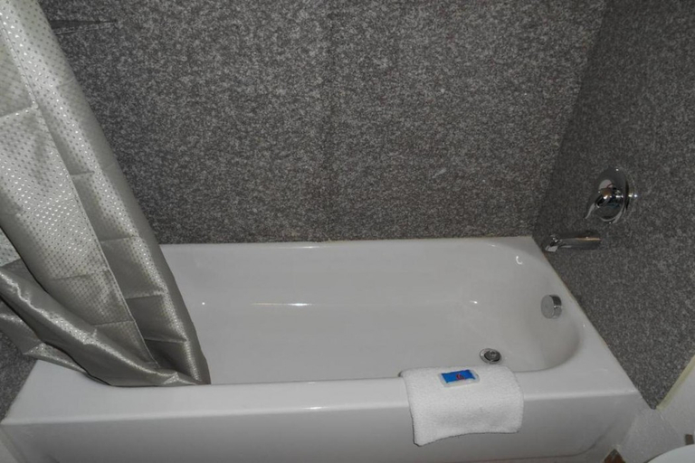 Bathroom, Motel6 Jourdanton, TX, Atascosa