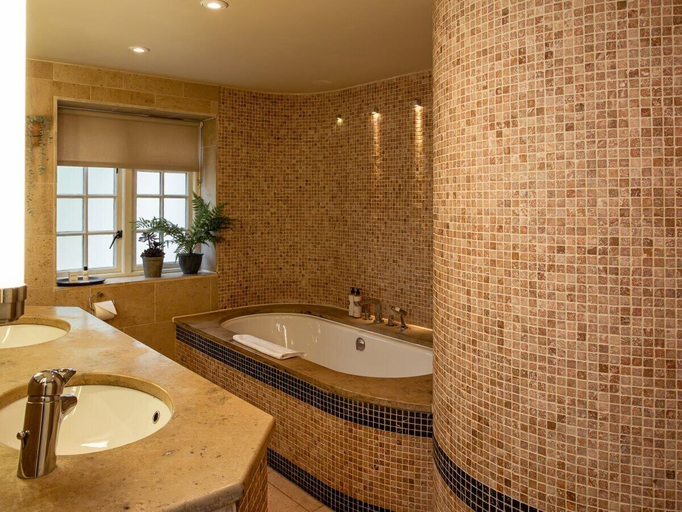 Bathroom 4, High Corner Inn, Hampshire