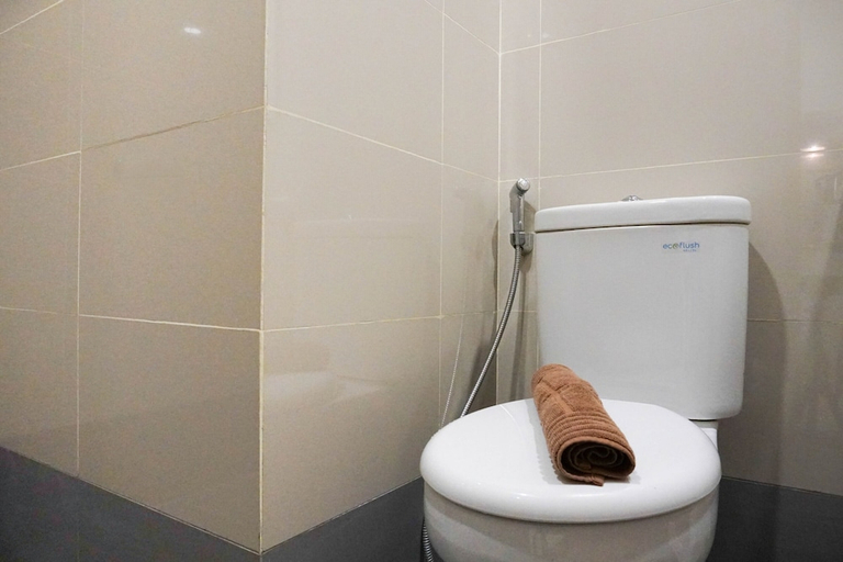 Bathroom 5, Modern 2BR Apartment at Maqna Residence, Jakarta Barat