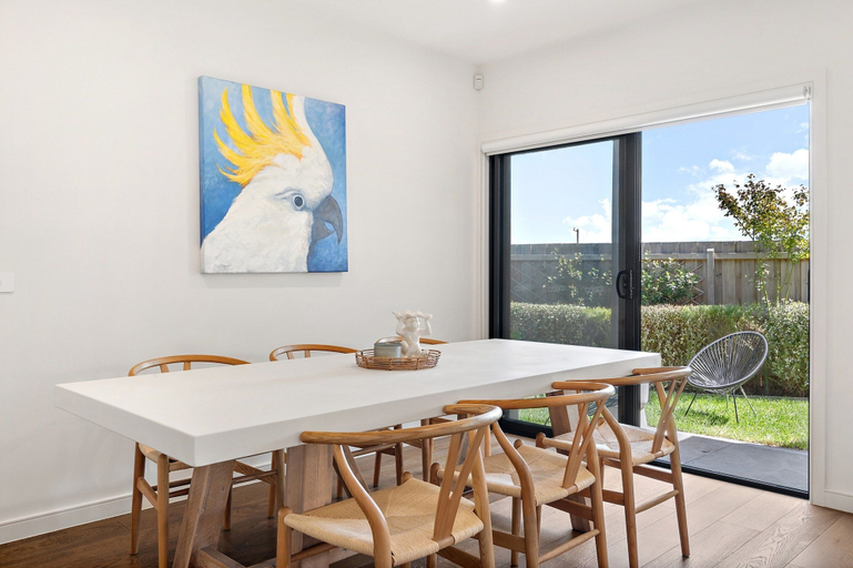 Dining, Bright 2-bed Glenroy Home With Courtyard, Melbourne