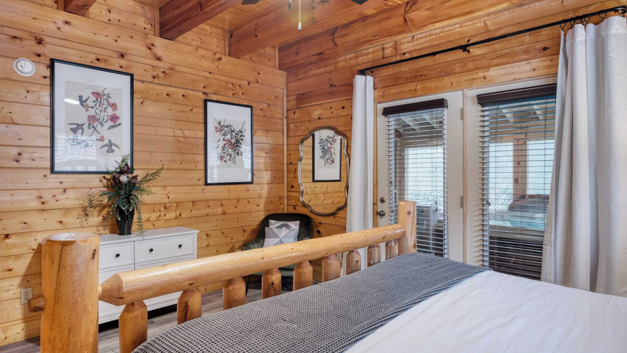Bedroom 4, Brookshore by Avantstay Relaxing Backyard Creek, 10mins From Pigeon Forge, Sevier
