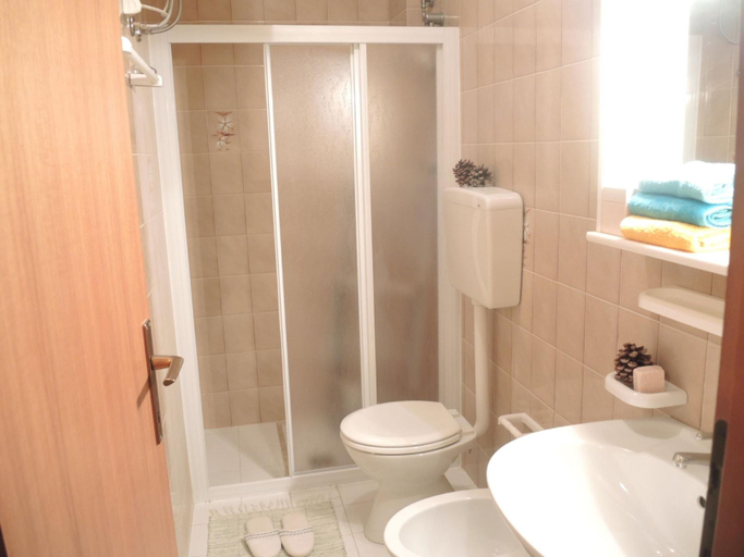 Bathroom 3, Beautiful apartment with terrace and swimming pool in Bibione, Venezia