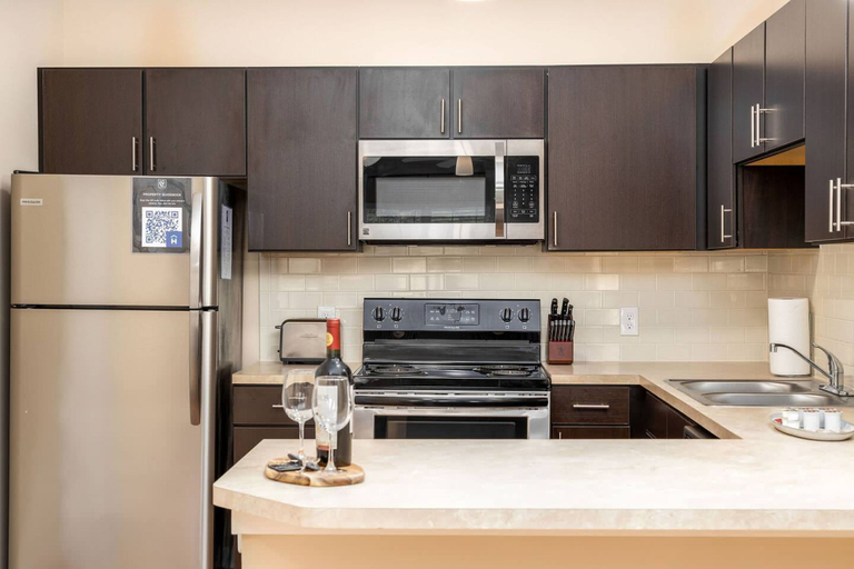 Room 3, Modern King Loft Parking W D Wifi Pool, Franklin