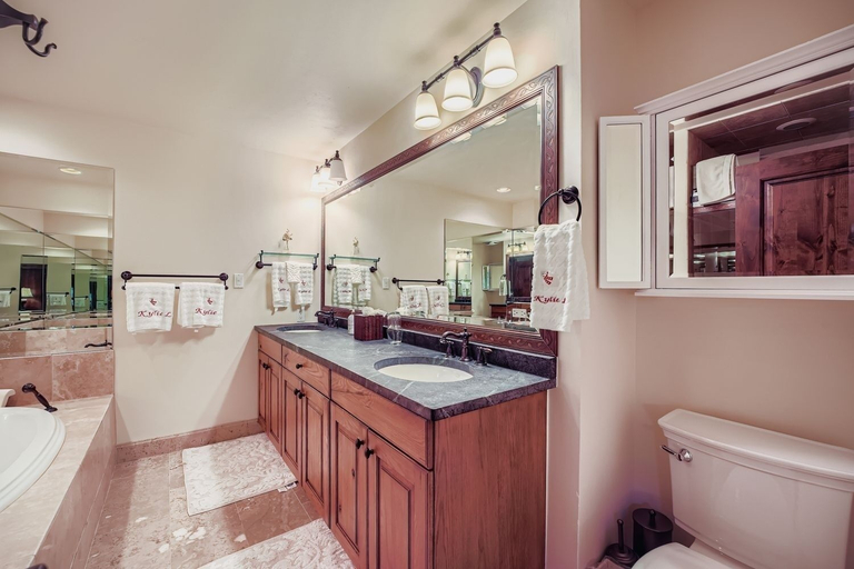 Bathroom 4, Fairway Drive Retreat 6 Bedroom Home, Eagle