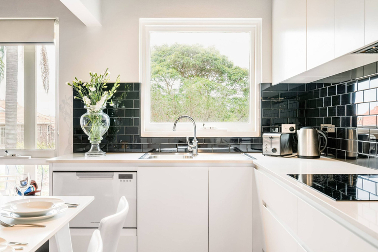 Room 4, Renovated Retro Apartment Near Harbour Front Walks, Sydney
