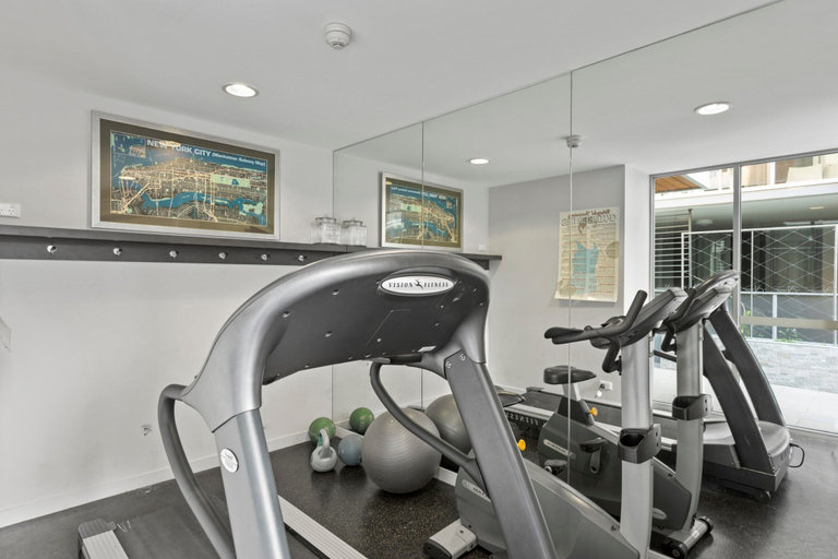 Fitness facility, Chic 2-Bed Apartment & 5 minutes walk to QPAC, Brisbane