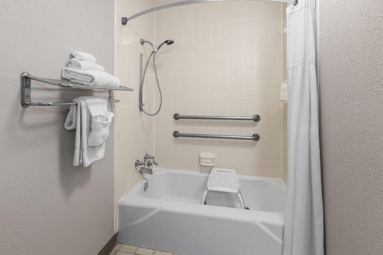 Bathroom 4, Days Inn by Wyndham Cambridge, Guernsey