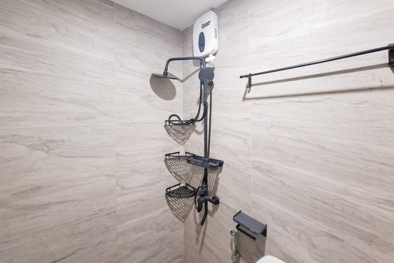 Bathroom 5, Strategic Studio at Apartment Collins Boulevard By Travelio, Tangerang