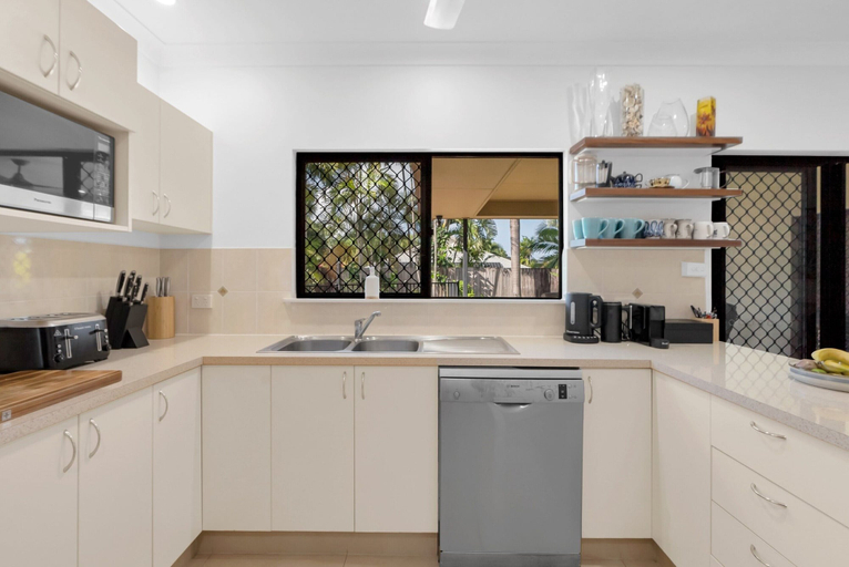 Private kitchen 4, 3-bed Family Home With Pool & BBQ by the Beach, Cairns