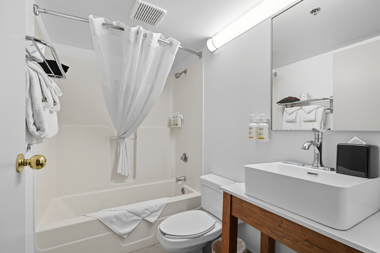Bathroom 5, Country Inn & Suites by Radisson, Saskatoon, SK, Division No. 11