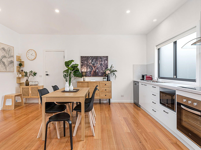 3, Gorgeous 3-Bed House with Spacious Shared Backyard, Melbourne