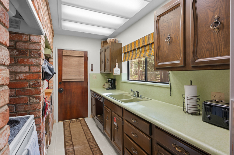 Private kitchen 5, Golden Dust 3 Bedroom Home by RedAwning, El Dorado