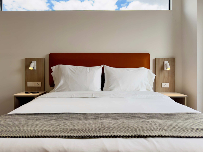 Room 3, w Striking 2BR w Balcony in Santa Barbara, Santafé de Bogotá