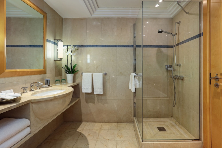Bathroom 4, Le Royal Hotel Beirut, El Metn