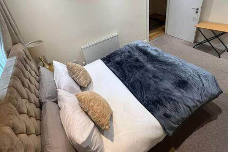 Room 3, 3-Bed Central Apartment - Sleeps 8 & Free Parking, London