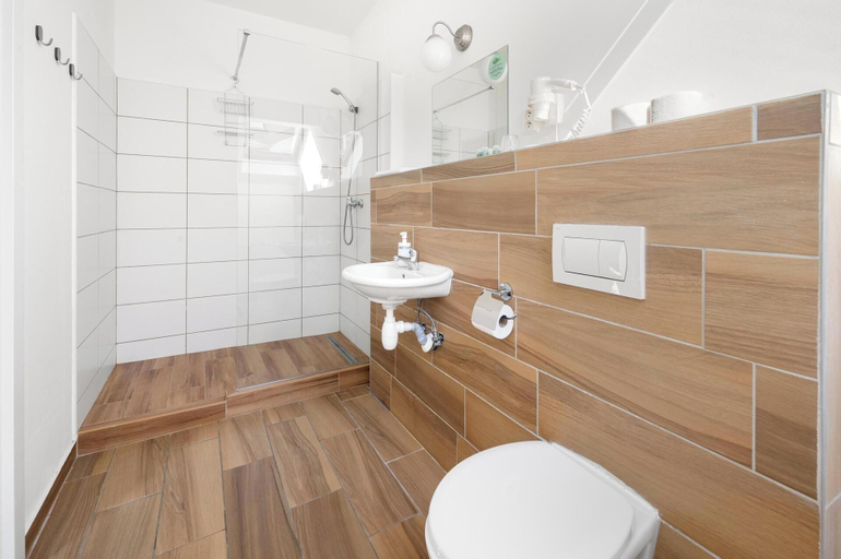 Bathroom 5, Elisabeth Old Town, Bratislava I