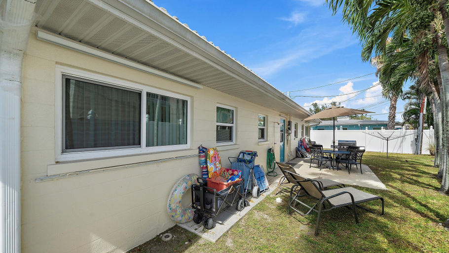 Outdoor dining 5, Siesta Treasure #4 2 Bedroom Condo, Sarasota