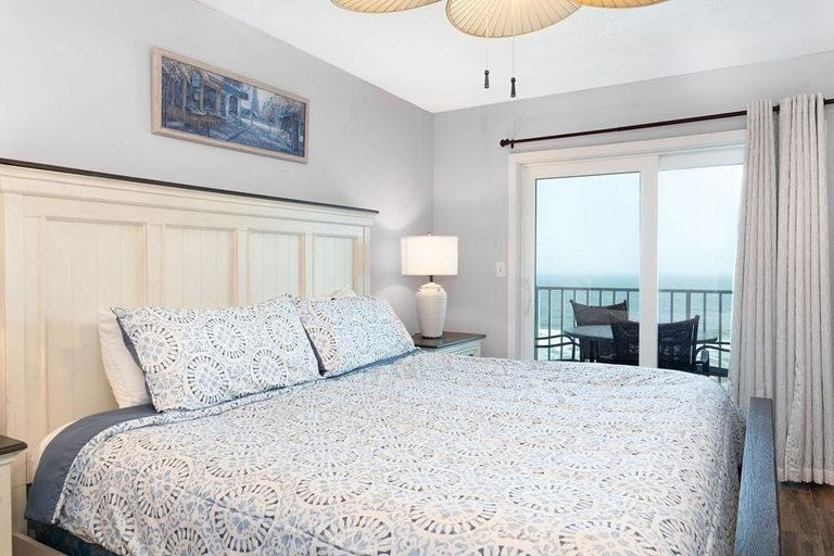 Room 3, Ocean House 1904 2 Bedroom Condo by RedAwning, Baldwin