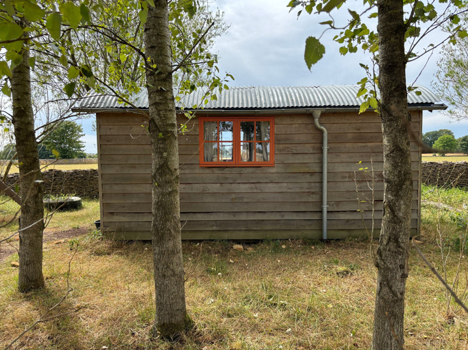 Exterior 2, Secluded off Grid Shepherd's Hut, Gloucestershire
