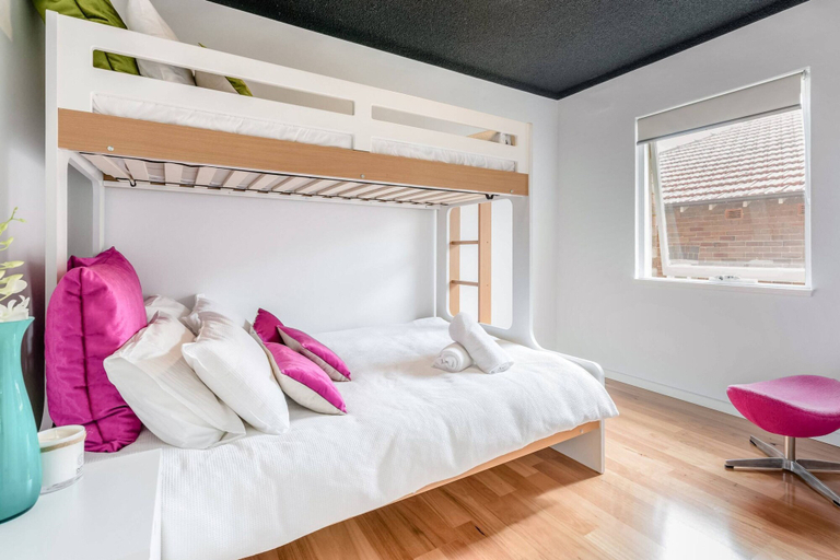 Room 2, Renovated Retro Apartment Near Harbour Front Walks, Sydney