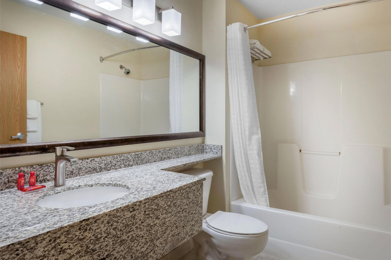 Bathroom 5, SureStay Plus Hotel by Best Western Litchfield, Meeker