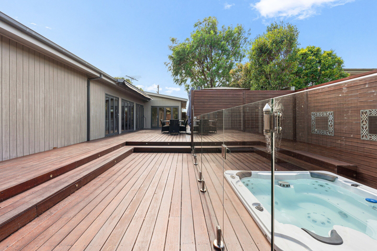 Terrace/patio 3, Luxurious 3-bed Home With Outdoor Spa, Melbourne
